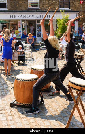 Englisch Gruppe, kaukasische Frauen von Kensei Taiko, die traditionelle japanische Trommeln im Sandwich Marktplatz während der jährlichen Folk und Ale-Festival. Stockfoto