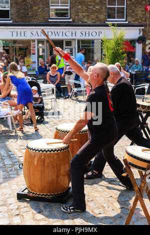 Englisch kaukasischen Gruppe, Kensei Taiko, die traditionelle japanische Trommeln im Sandwich Marktplatz während der jährlichen Folk und Ale-Festival Stockfoto