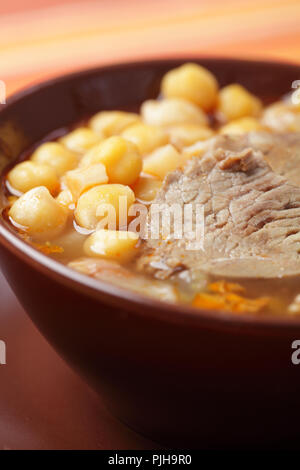 Harira, Lamm und Kichererbsen Suppe in die braune Schale closeup Stockfoto