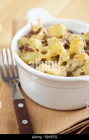 Makkaroni und Käse mit Hackfleisch in den weißen Topf Stockfoto