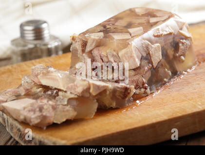 Geschnetzeltes Rindfleisch Zunge in Aspik auf dem hölzernen Schneidebrett Stockfoto