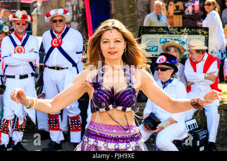 Reife Frau von Bauchtanz Gruppe der "guten Karma Damen in einer Straße in der Stadt Sandwich, Kent durchführen, als Teil der Folk- und Ale-Festival. Stockfoto