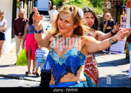 Reife Frau von Bauchtanz Gruppe der "guten Karma Damen in einer Straße in der Stadt Sandwich, Kent durchführen, als Teil der Folk- und Ale-Festival. Stockfoto