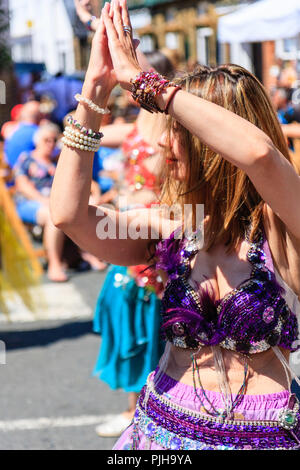 Reife Frau von Bauchtanz Gruppe der "guten Karma Damen in einer Straße in der Stadt Sandwich, Kent durchführen, als Teil der Folk- und Ale-Festival. Stockfoto