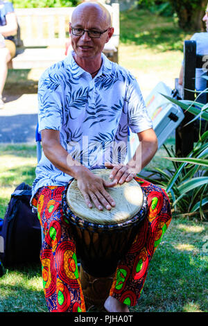 Kaukasier Männlich, 40s, Richard Latham, reichen Rhythmen, Schlagzeuger führenden ein open air Workshop während der Veranstaltung am Sandwich in Kent. Stockfoto