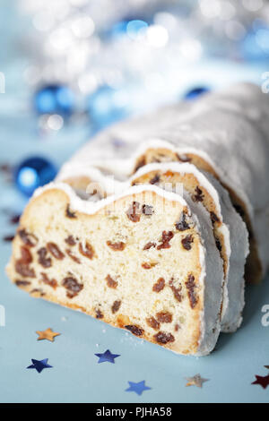 Stollen mit Rosinen closeup gegen Weihnachten Dekorationen Stockfoto