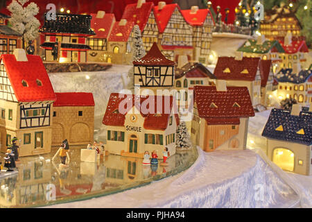 Weihnachtsdekoration am Adventmarkt. Dekorative miniatur Stadt Häuser. Weihnachtsmarkt in Rothenburg o.d. Tauber, Deutschland. Stockfoto