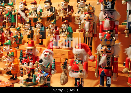 Bunte Raucher und Nussknacker in einem traditionellen Weihnachtsmarkt in Rothenburg, Deutschland. Stockfoto