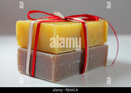 Schönheit handgefertigte bunte natürliche Seife mit Band. Wellness Produkte. Stockfoto
