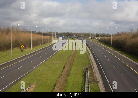 M1 von Dublin nach Belfast Autobahn Ausfahrt 6 mit Licht Verkehr auf einem Sonntag Morgen Stockfoto