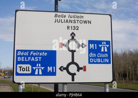 Zeichen auf R 132 Straße an der Kreuzung mit der M1-Autobahn in Irland Stockfoto