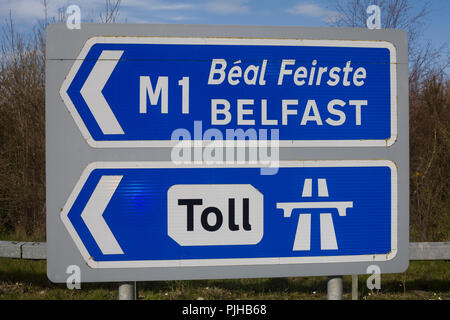 Zeichen in Irland, die in Richtung gebührenpflichtige Autobahn M1 in Richtung Belfast Stockfoto