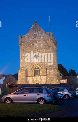 St Johns Church, Newton, Porthcawl in der Dämmerung in der Weihnachtszeit beleuchtet Stockfoto