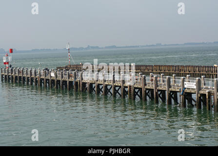 Das Meer in der Nähe von Vlissingen, Zeeland, Niederlande, alte hölzerne Pier bei Flut Stockfoto