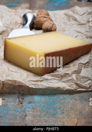 Stück im Alter von Comte oder Greyerzer de Comte AOC französischer Käse aus nicht pasteurisierter Kuhmilch in der Franche-comté Region Ost Frankreich mit Tra Stockfoto