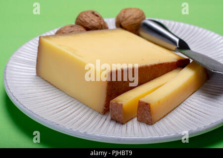 Stück im Alter von Comte oder Greyerzer de Comte AOC französischer Käse aus nicht pasteurisierter Kuhmilch in der Franche-comté Region Ost Frankreich mit Tra Stockfoto