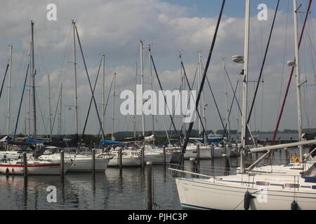 Einige Boote in das Dock auf dem Wasser. Stockfoto