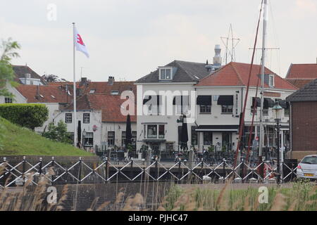 Ein Bild von einigen Cafés in der Stadt Willemstad am Wasser. Stockfoto