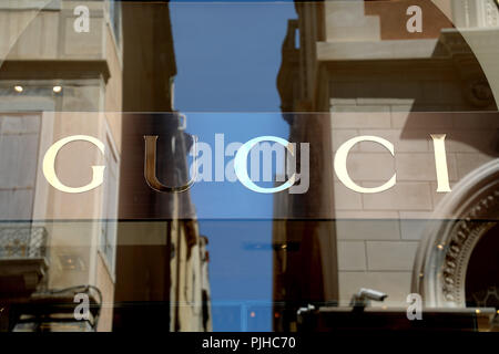 Venedig, Italien, 18. JUNI 2018: Markante Gucci signage in Venedig Hauptstraße mit Gebäuden Reflexionen Stockfoto