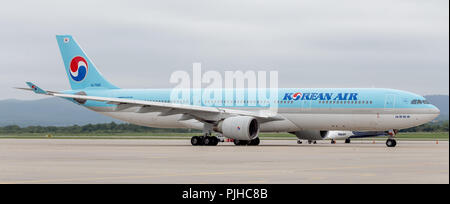 Russland, Wladiwostok, dem 08.10.2018. Von Passagierflugzeugen des Typs Airbus A330-300 von Korean Air (Südkorea) auf dem Flugplatz in bewölkten Tag. Luftfahrt und transp Stockfoto