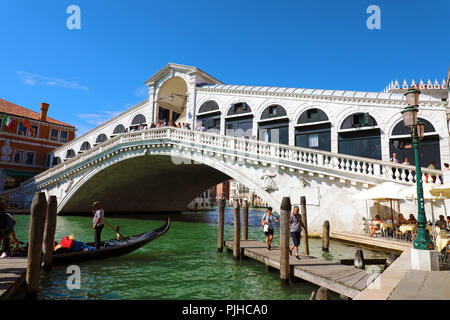 Venedig, Italien, 18. JUNI 2018: schöne Aussicht der traditionellen Gondel auf berühmten Canal Grande und die Rialto-Brücke in Venedig, Italien Stockfoto