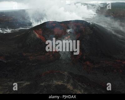 Ansicht mit einem Unbemannten Fahrzeug in die Spalte 8 lava Kegel in der Kilauea zeigen eine geringe Aktivität September 6, 2018 in Hawaii. Nach drei Monaten der kontinuierlichen Eruption des Vulkans hat Aktivität angehalten und wird über die Zeit zu sein. Stockfoto