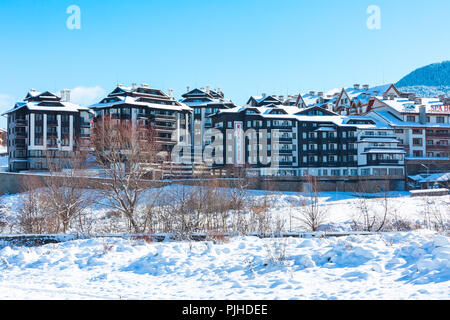 Bansko, Bulgarien - 30. November 2016: Hotels und Street View im Winter in der bulgarischen Skigebiet Bansko Stockfoto