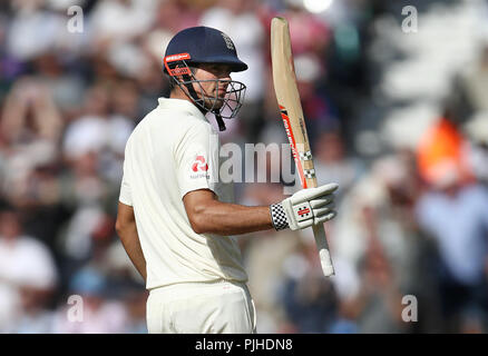 England's Alastair Koch erkennt der Gast nach Erreichen seiner halben Jahrhundert während der Test Match am Kia Oval, London. Stockfoto