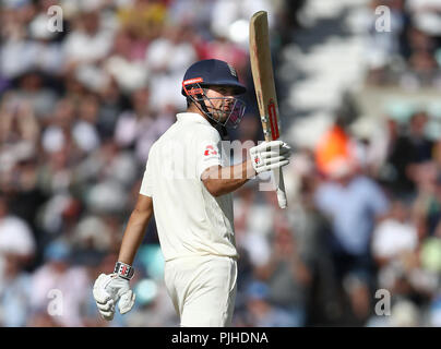 England's Alastair Koch erkennt der Gast nach Erreichen seiner halben Jahrhundert während der Test Match am Kia Oval, London. Stockfoto