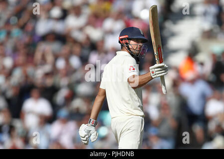 England's Alastair Koch erkennt der Gast nach Erreichen seiner halben Jahrhundert während der Test Match am Kia Oval, London. Stockfoto