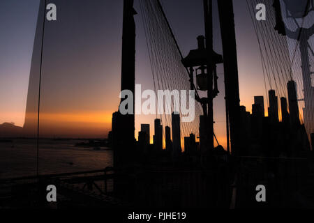 Double Exposure der Brooklyn Bridge und die Skyline von Manhattan bei Sonnenuntergang Stockfoto