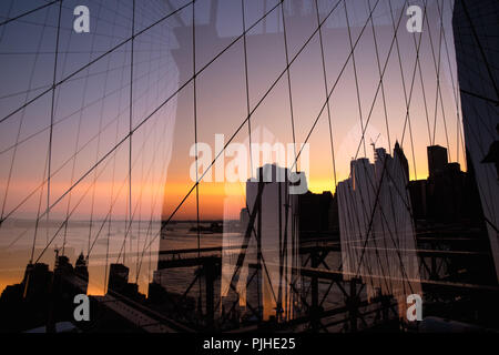 Double Exposure der Brooklyn Bridge und die Skyline von New York bei Sonnenuntergang Stockfoto