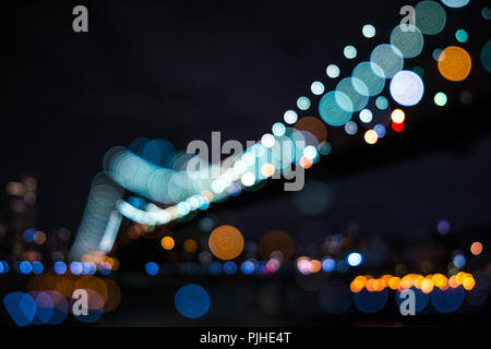 Double Exposure der Lichter entlang der Brooklyn Bridge, New York, USA Stockfoto