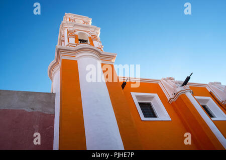Am frühen Morgen Licht über eine bunte Kirche in Puebla, Mexiko Stockfoto