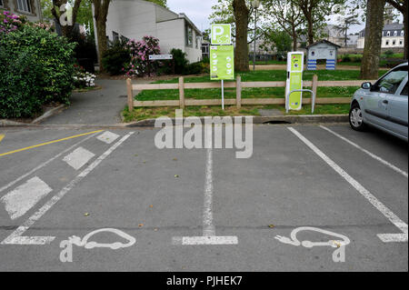 Frankreich, Parkplatz mit Ladestation für Elektrofahrzeuge in Lannion Stadt. Stockfoto