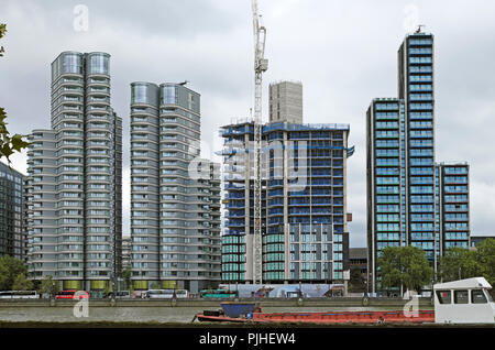 Reihe von Thames Riverside luxuriöses Apartment Gebäuden Corniche, Dumont und Meran Wohnungen, Albert Embankment, London SE1 UK KATHY DEWITT Stockfoto