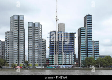 Reihe von Thames Riverside luxuriöses Apartment Gebäuden Corniche, Dumont und Meran Wohnungen, Albert Embankment, London SE1 UK KATHY DEWITT Stockfoto