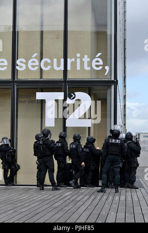 Polizei BRI (Polizei der Präfektur von Paris während des Betriebs auf dem Gelände des Francois Mitterrand Bibliothek in Paris), Frankreich Stockfoto