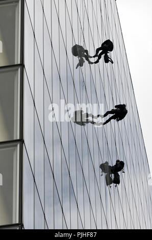 Polizei BRI (Polizei der Präfektur von Paris während des Betriebs auf dem Gelände des Francois Mitterrand Bibliothek in Paris), Frankreich Stockfoto