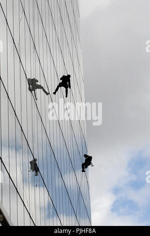 Polizei BRI (Polizei der Präfektur von Paris während des Betriebs auf dem Gelände des Francois Mitterrand Bibliothek in Paris), Frankreich Stockfoto