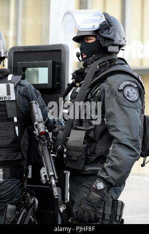 Polizei BRI (Polizei der Präfektur von Paris während des Betriebs auf dem Gelände des Francois Mitterrand Bibliothek in Paris), Frankreich Stockfoto