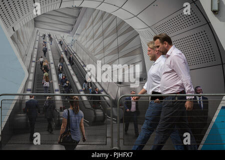 Londoner Pendler Spaziergang, vorbei an den Anschlagtafeln der Förderung der Crossrail Neue Queen Elizabeth rail line, der Hauptstadt neueste am 3. September 2018, auf Moorgate in London, England. Die Crossrail Elizabeth Line ist ein 118-Kilometer (73-Meile) Bahnstrecke unter Entwicklung in London und der Grafschaften Berkshire, Buckinghamshire und Essex, England. Crossrail ist der größte Bauprojekt in Europa und ist eine der größten Investitionen in die Infrastruktur, die jemals in Großbritannien durchgeführt - ein £ 15 Mrd. transport Projekt, wurde im Dezember 2018 zu öffnen, aber jetzt auf den Herbst 2019 verschoben. Stockfoto