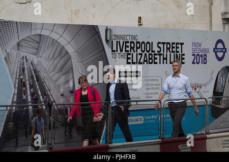 Londoner Pendler Spaziergang, vorbei an den Anschlagtafeln der Förderung der Crossrail Neue Queen Elizabeth rail line, der Hauptstadt neueste am 3. September 2018, auf Moorgate in London, England. Die Crossrail Elizabeth Line ist ein 118-Kilometer (73-Meile) Bahnstrecke unter Entwicklung in London und der Grafschaften Berkshire, Buckinghamshire und Essex, England. Crossrail ist der größte Bauprojekt in Europa und ist eine der größten Investitionen in die Infrastruktur, die jemals in Großbritannien durchgeführt - ein £ 15 Mrd. transport Projekt, wurde im Dezember 2018 zu öffnen, aber jetzt auf den Herbst 2019 verschoben. Stockfoto