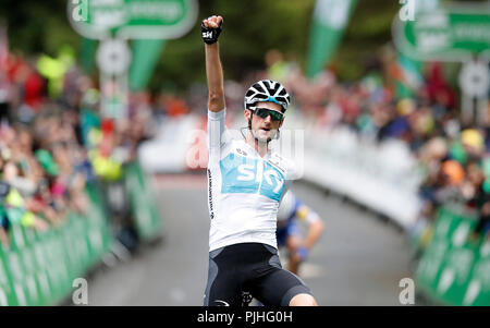 Das Team Sky Wout Poels feiert den Gewinn der Bühne, während Stufe sechs der Ovo Energy Tour von Großbritannien 2018 von Barrow-in-Furness zu Whinlatter Pass. Stockfoto