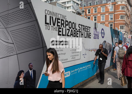 Londoner Pendler Spaziergang, vorbei an den Anschlagtafeln der Förderung der Crossrail Neue Queen Elizabeth rail line, der Hauptstadt neueste am 3. September 2018, auf Moorgate in London, England. Die Crossrail Elizabeth Line ist ein 118-Kilometer (73-Meile) Bahnstrecke unter Entwicklung in London und der Grafschaften Berkshire, Buckinghamshire und Essex, England. Crossrail ist der größte Bauprojekt in Europa und ist eine der größten Investitionen in die Infrastruktur, die jemals in Großbritannien durchgeführt - ein £ 15 Mrd. transport Projekt, wurde im Dezember 2018 zu öffnen, aber jetzt auf den Herbst 2019 verschoben. Stockfoto