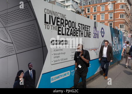 Londoner Pendler Spaziergang, vorbei an den Anschlagtafeln der Förderung der Crossrail Neue Queen Elizabeth rail line, der Hauptstadt neueste am 3. September 2018, auf Moorgate in London, England. Die Crossrail Elizabeth Line ist ein 118-Kilometer (73-Meile) Bahnstrecke unter Entwicklung in London und der Grafschaften Berkshire, Buckinghamshire und Essex, England. Crossrail ist der größte Bauprojekt in Europa und ist eine der größten Investitionen in die Infrastruktur, die jemals in Großbritannien durchgeführt - ein £ 15 Mrd. transport Projekt, wurde im Dezember 2018 zu öffnen, aber jetzt auf den Herbst 2019 verschoben. Stockfoto