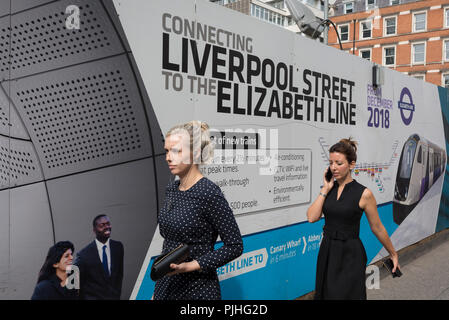 Londoner Pendler Spaziergang, vorbei an den Anschlagtafeln der Förderung der Crossrail Neue Queen Elizabeth rail line, der Hauptstadt neueste am 3. September 2018, auf Moorgate in London, England. Die Crossrail Elizabeth Line ist ein 118-Kilometer (73-Meile) Bahnstrecke unter Entwicklung in London und der Grafschaften Berkshire, Buckinghamshire und Essex, England. Crossrail ist der größte Bauprojekt in Europa und ist eine der größten Investitionen in die Infrastruktur, die jemals in Großbritannien durchgeführt - ein £ 15 Mrd. transport Projekt, wurde im Dezember 2018 zu öffnen, aber jetzt auf den Herbst 2019 verschoben. Stockfoto