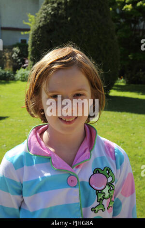 Porträt der 10 Jahre alte Mädchen mit Ingwer Haar Surrey, England Stockfoto