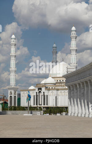 Astana, Kasachstan, 3. August 2018: Ansicht des kasachischen Eli Denkmal auf dem Unabhängigkeitsplatz in Astana, der Hauptstadt von Kasachstan. Sultan Hazrat Moschee i Stockfoto