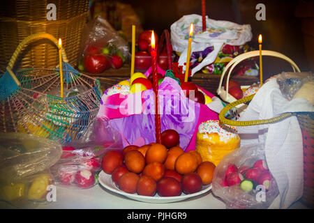 Ostern bunte Eier, Kuchen und brennenden Kerzen Stockfoto